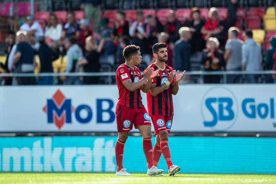 Östersunds Marco Weymans och Rewan Amin tackar publiken
