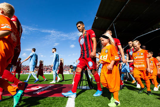 Östersunds Hosam Aiesh på inmarschen