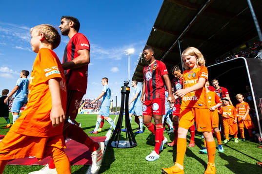 Östersunds Nebiyou Perry på inmarschen