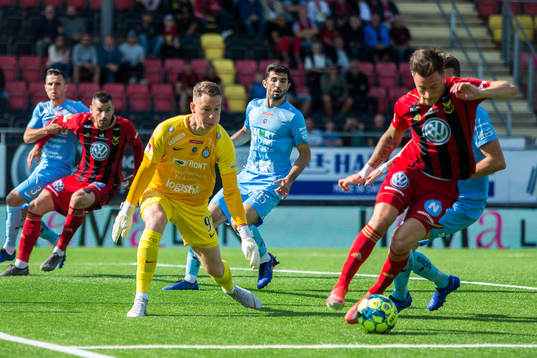 AFC Eskilstunas målvakt Ihor Levchenko avvaktar en