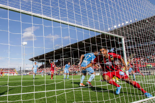 Östersunds Hosam Aiesh gör 1-1