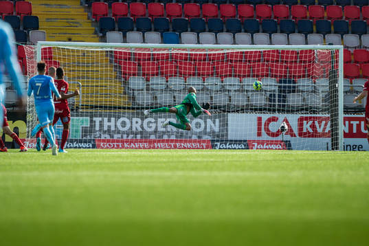 AFC Eskilstunas Adi Nalic (ej i bild) gör 1-2 bakom