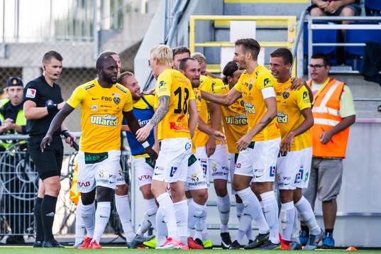 Falkenbergs John Chibuike jublar med lagkamrater