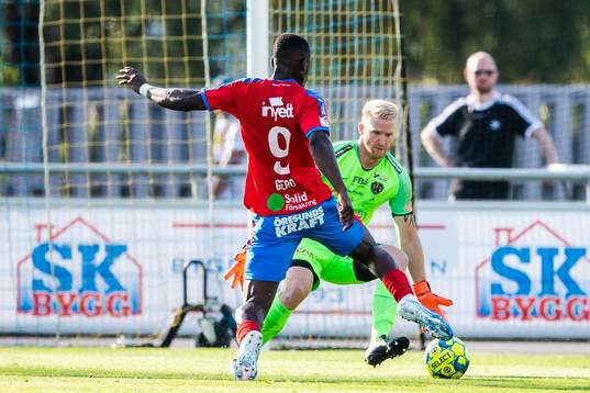 Helsingborgs Alhaji Gero och Falkenbergs målvakt Hampus