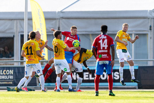 Helsingborgs Markus Holgersson uppe på en hörna