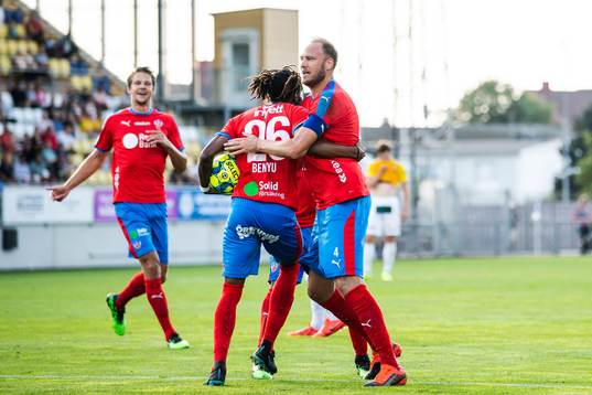 Helsingborgs Kundai Benyu jublar med Andreas Granqvist