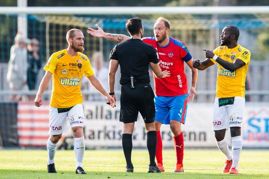 Helsingborgs Andreas Granqvist i diskussion med domaren