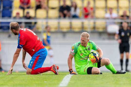 Helsingborgs Andreas Granqvist och Falkenbergs målvakt