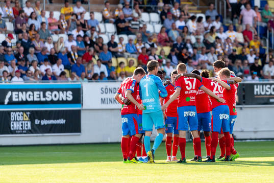 Helsingborgs spelare före fotbollsmatchen i Allsvenskan