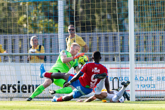 Falkenbergs målvakt Hampus Nilsson räddar