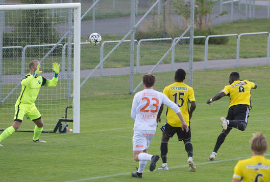 IFK Hässleholms  Mike Andrew nickar mot mål i matchen i