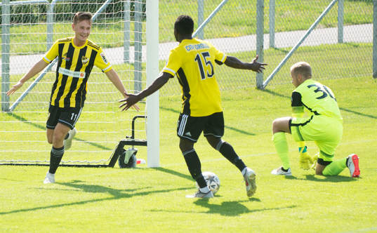 IFK Hässleholms Theo Ekström har gjort 1-0 och grattas av