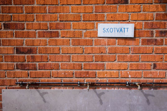 En skylt med texten Skotvätt