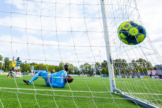 Frejs Leo Bengtsson gör 1-0 bakom Västerås målvakt