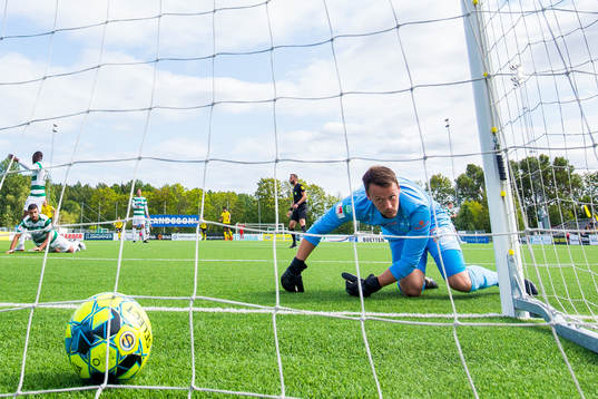 Frejs Leo Bengtsson gör 1-0 bakom Västerås målvakt