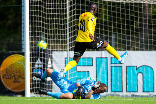 Västerås målvakt Anton Fagerström med en räddning