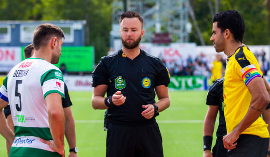 domare Mirza Kazic singlar slant med Västerås Ilir