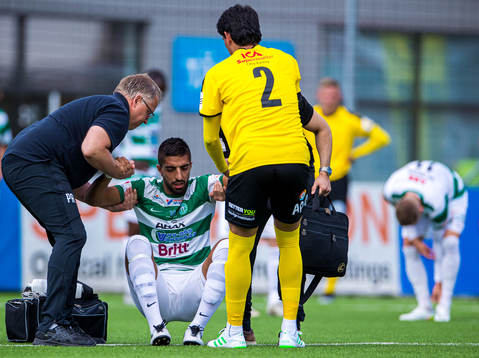 Västerås Sean Sabetkar har skadat sig och får hjälp av
