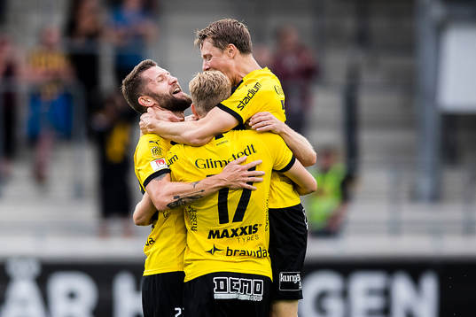 Häckens Joona Toivio jublar med lagkamrater