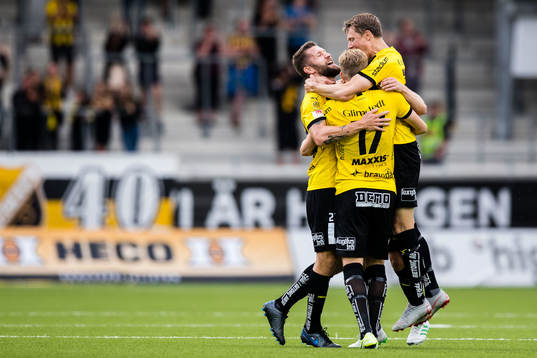 Häckens Joona Toivio jublar med lagkamrater