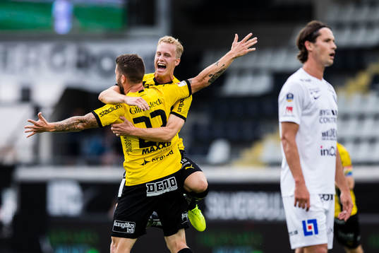 Häckens Joona Toivio jublar med Gustav Berggren