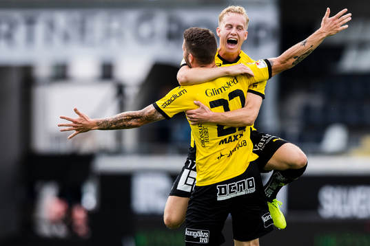 Häckens Joona Toivio jublar med Gustav Berggren