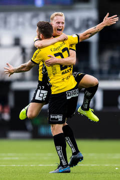 Häckens Joona Toivio jublar med Gustav Berggren