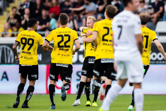Häckens Gustav Berggren jublar med lagkamrater