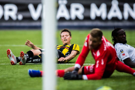 Häckens Viktor Lundberg skjuter in 4-1 bakom Sirius