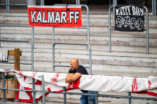 Kalmarsupportrar förbereder ett tifo