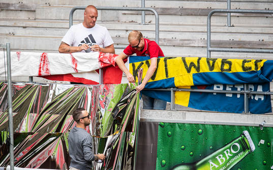 Kalmarsupportrar förbereder ett tifo