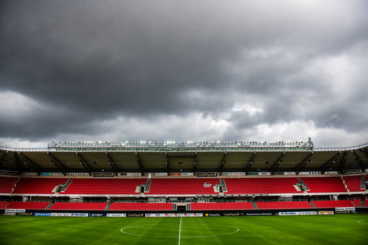 Regntunga skyar över Guldfågeln Arena
