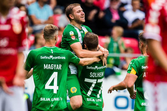 Hammarbys Mats Solheim jublar och kramas om av Darijan