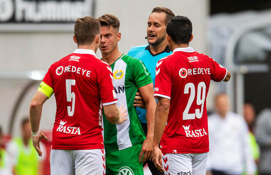 Domaren Victor Wolf fick gå emellan Kalmars Victor