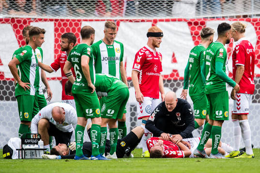Kalmars Alexander Ahl Holmström och Hammarbys målvakt