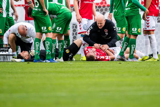 Kalmars Alexander Ahl Holmström och Hammarbys målvakt