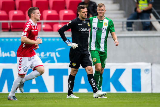 Hammarbys målvakt Davor Blazevic lämnar plan