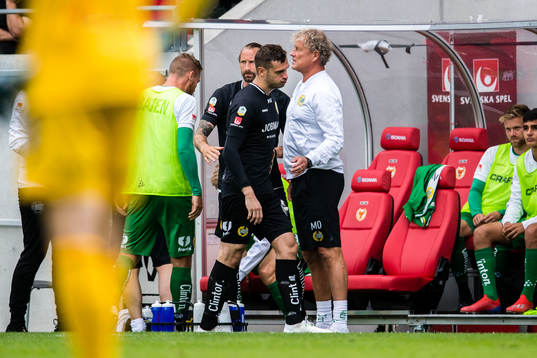 Hammarbys målvakt Davor Blazevic blir utvisad