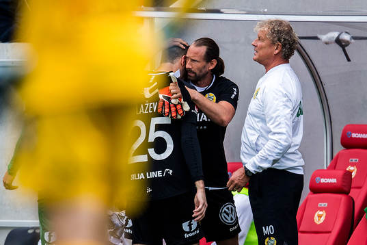 Hammarbys målvakt Davor Blazevic blir utvisad