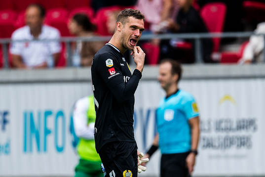 Hammarbys målvakt Davor Blazevic blir utvisad