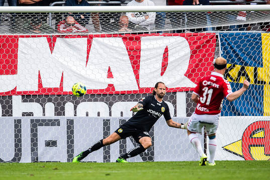 Kalmars Nils Fröling gör mål bakom Hammarbys målvakt