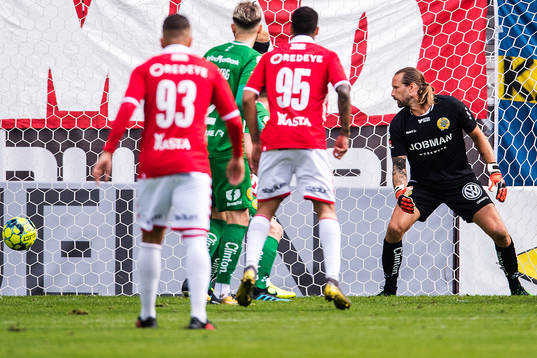 Hammarbys målvakt Johan Wiland deppar