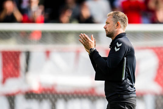 Kalmars tränare Magnus Pehrsson tackar publiken