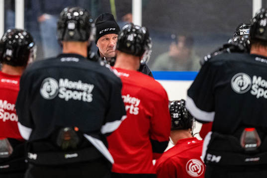 Tränare Peter Andersson instruerar spelare