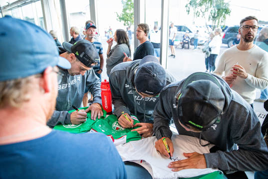 Kodie Curran och Jakob Bondesson skriver autografer