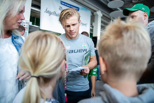 Leon Bristedt skriver autografer
