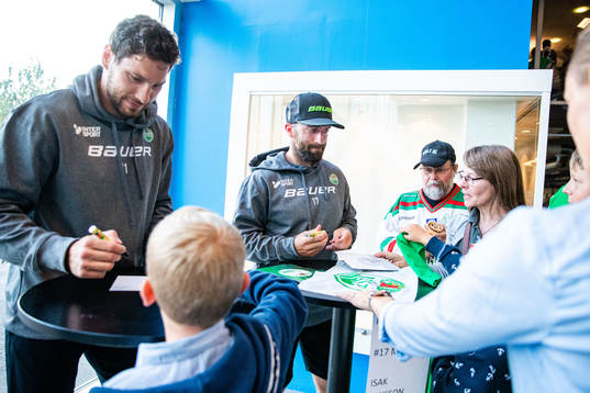 Mattias Sjögren och Taylor Matson skriver autografer