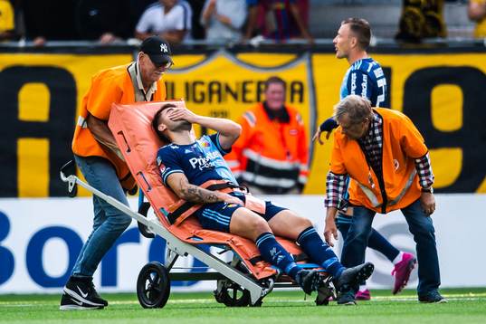 Djurgårdens Astrit Ajdarevic bärs av planen på bår