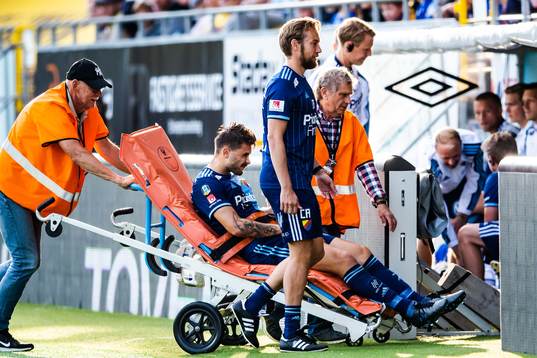Djurgårdens Astrit Ajdarevic bärs av planen på bår