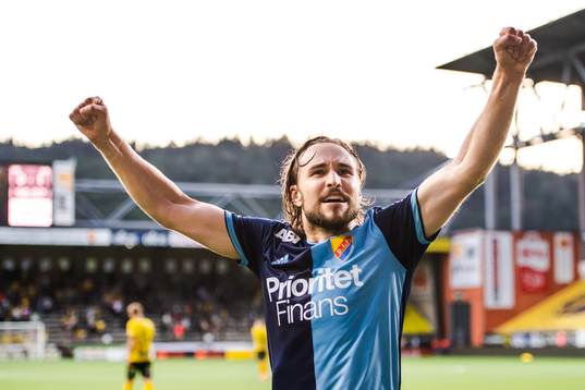 Djurgårdens Kevin Walker jublar mot supportrar